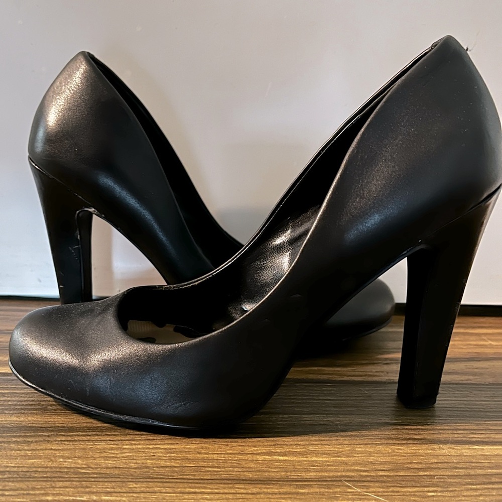 Jessica Simpson | Round Toe Pump | Black | Leather | 5.5